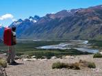 Admirando a paisagem da trilha para a Laguna de Los Tres, no parque Los Glaciares, região de El Chaltén, no sul da patagonia argentina
